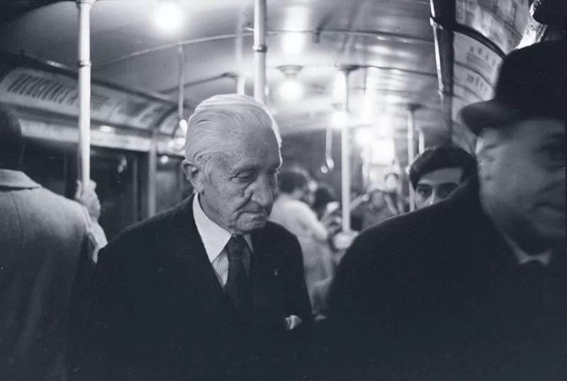 Arturo Illia en el subte en 1970